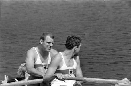 Roeien Bosbaan. Nummers 32.33.34 Karres en Schonberg, twee zonder Duitsland, Bestanddeelnr 921-4839