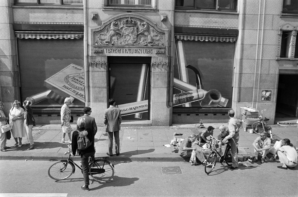Rolluiken van Hajenius aan het Rokin beschilderd, Bestanddeelnr 933-7270