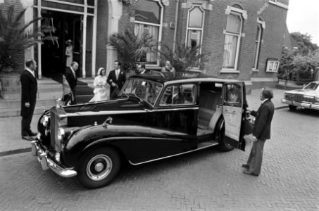 Rolls-Royce staat klaar voor prinses Christina en Jorge Guillermo bij het stadhu, Bestanddeelnr 928-0188