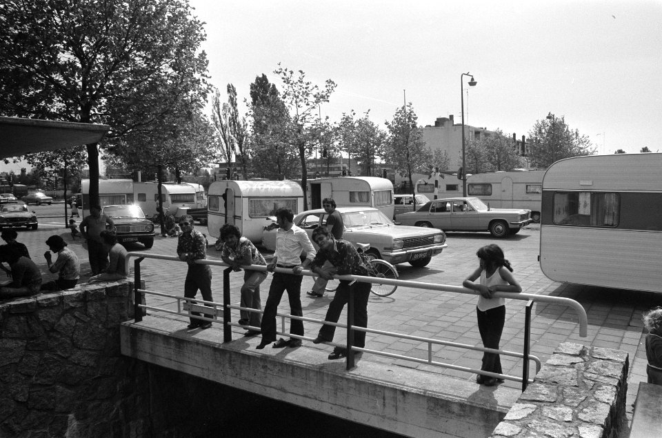 Roma en Sinti wachten bij hun caravans, Bestanddeelnr 927-9876