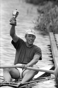 Roeien Bosbaan regatta. Jan Wienese met de beker, Bestanddeelnr 921-5448