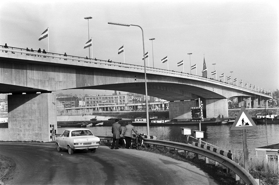 Roermondspleinbrug over de Rijn bij Arnhem geopend, Bestanddeelnr 929-4865