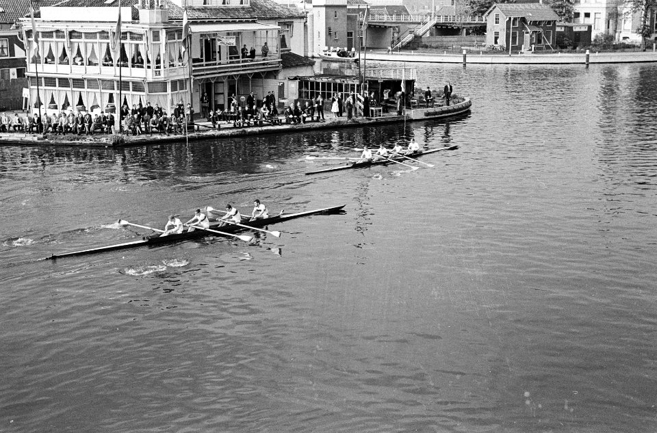 Roeien in Alphen aan de Rijn Finish ongetuurde 4 op 2000 meter van Njord (rec, Bestanddeelnr 915-1919