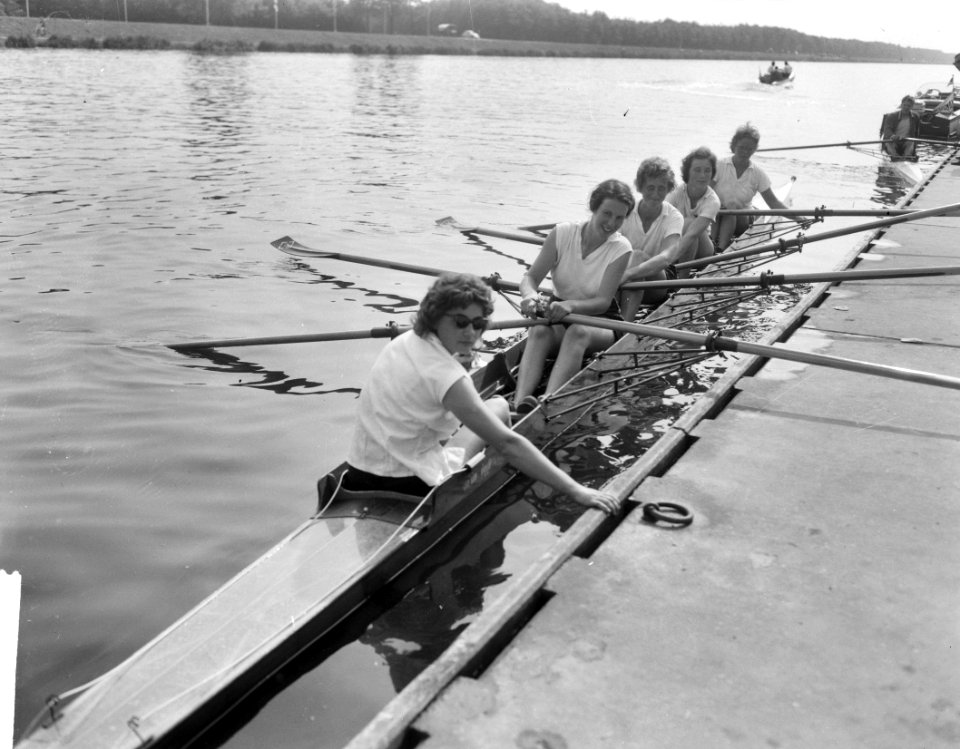 Roeiwedstrijden op de Bosbaan Dames dubbel vier, Bestanddeelnr 912-6810