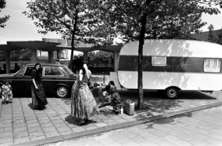 Roma en Sinti wachten bij hun caravans, Bestanddeelnr 927-9874