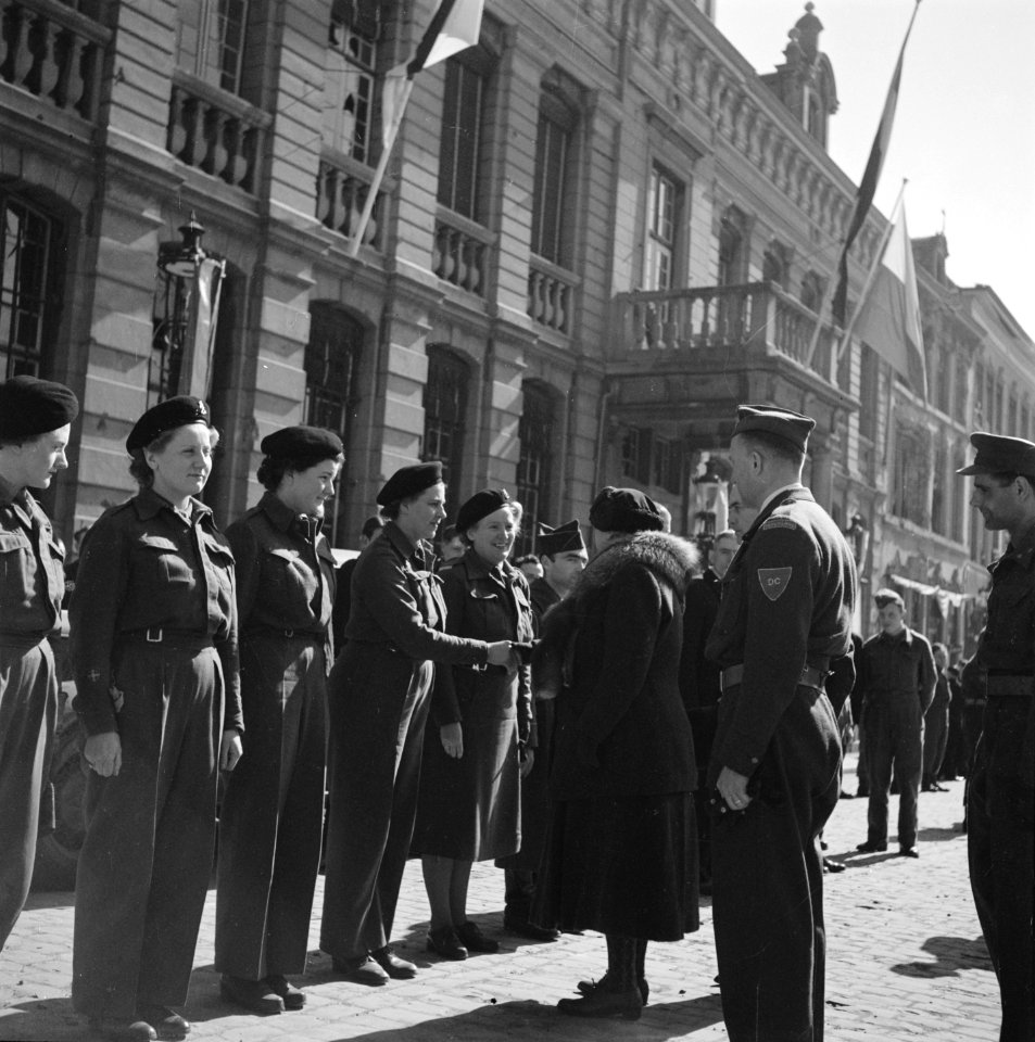 Roermond. Koningin Wilhelmina schudt de hand van een lid van het Vrouwen Hulp Ko, Bestanddeelnr 900-4159