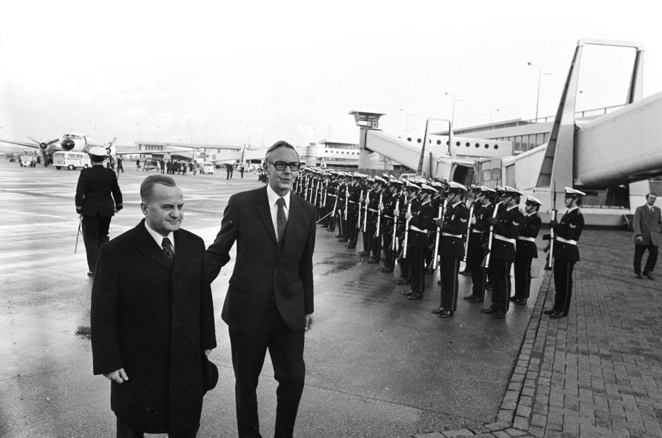 Roemeense minister Buitenlandse Zaken Macovescu op Schiphol verwelkomd door Van , Bestanddeelnr 928-4103
