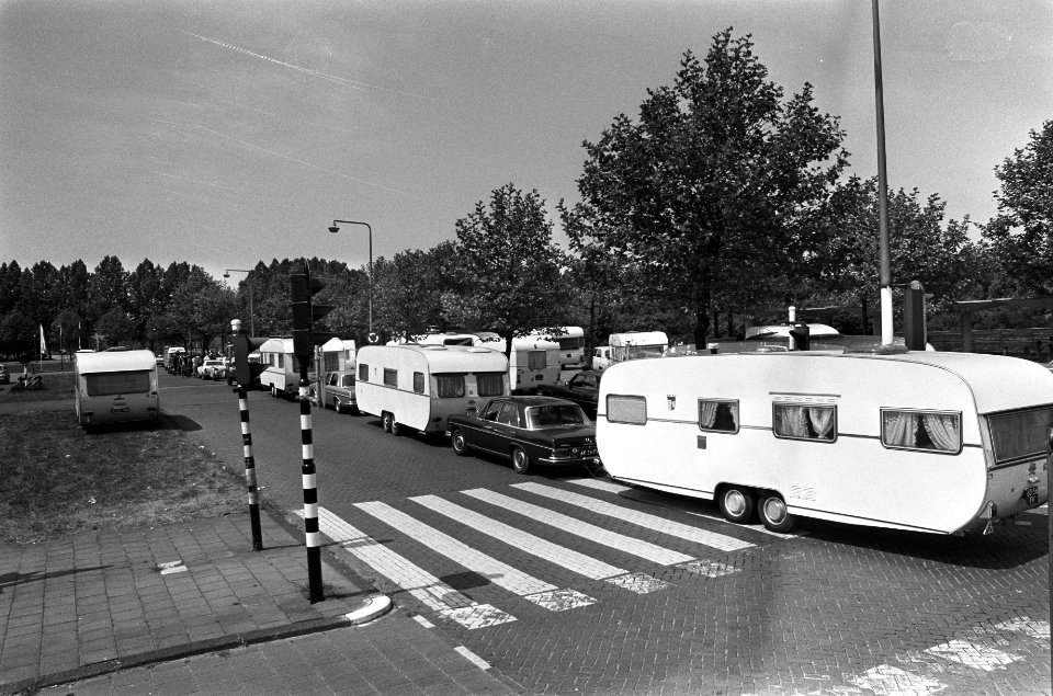 Roma en Sinti wachten bij hun caravans, Bestanddeelnr 927-9877
