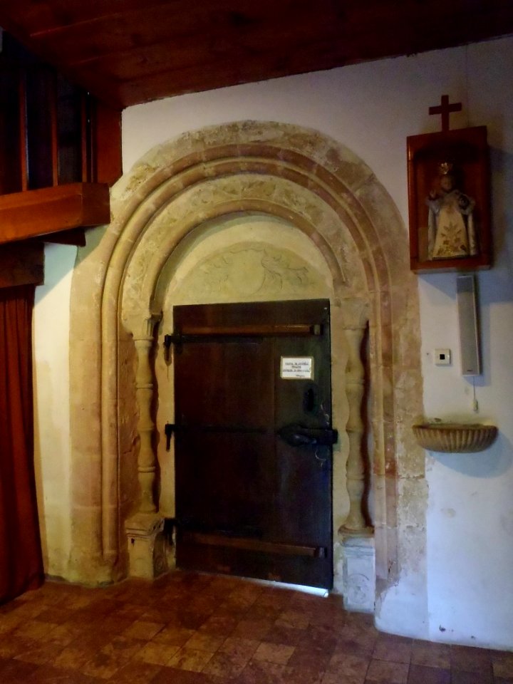 Románský boční vchod do kostela sv. Martina, Dolní Újezd