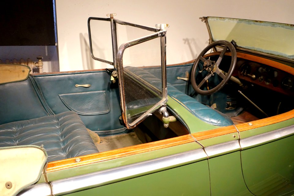 Rolls-Royce New Phantom, 1929, view 3 - Museum of Science and Industry (Chicago) - DSC06876