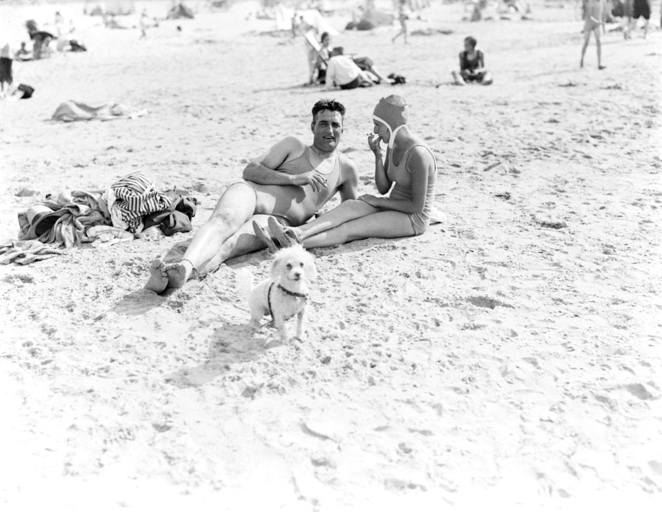 Rokende man en vrouw op het strand, met hond, Bestanddeelnr 252-0920