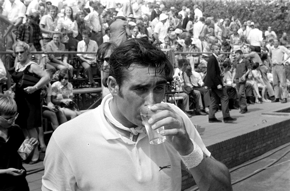 Roger Taylor (Engeland) drinkt een glas water, Bestanddeelnr 922-6773