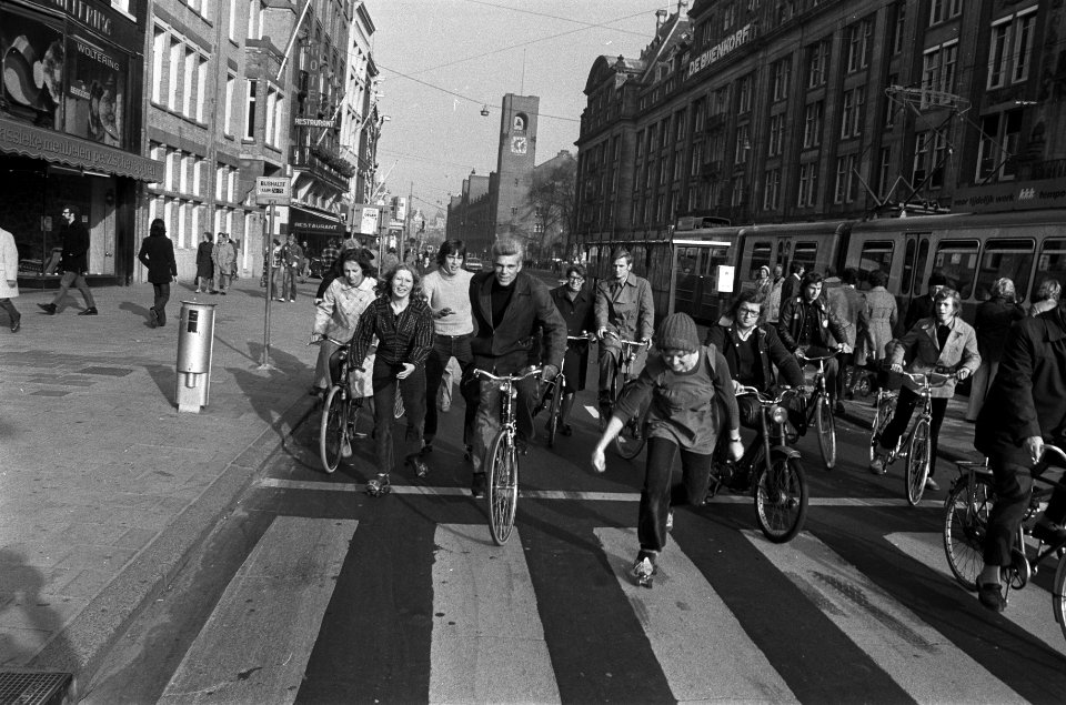 Rolschaatsers en fietsers op een autovrije straat in Amsterdam, Bestanddeelnr 926-8016