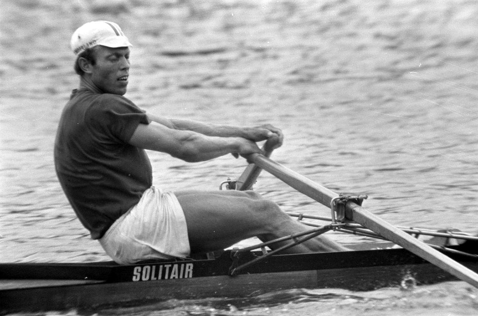 Roeien Bosbaan regatta. Jan Wienese in aktie, Bestanddeelnr 921-5449
