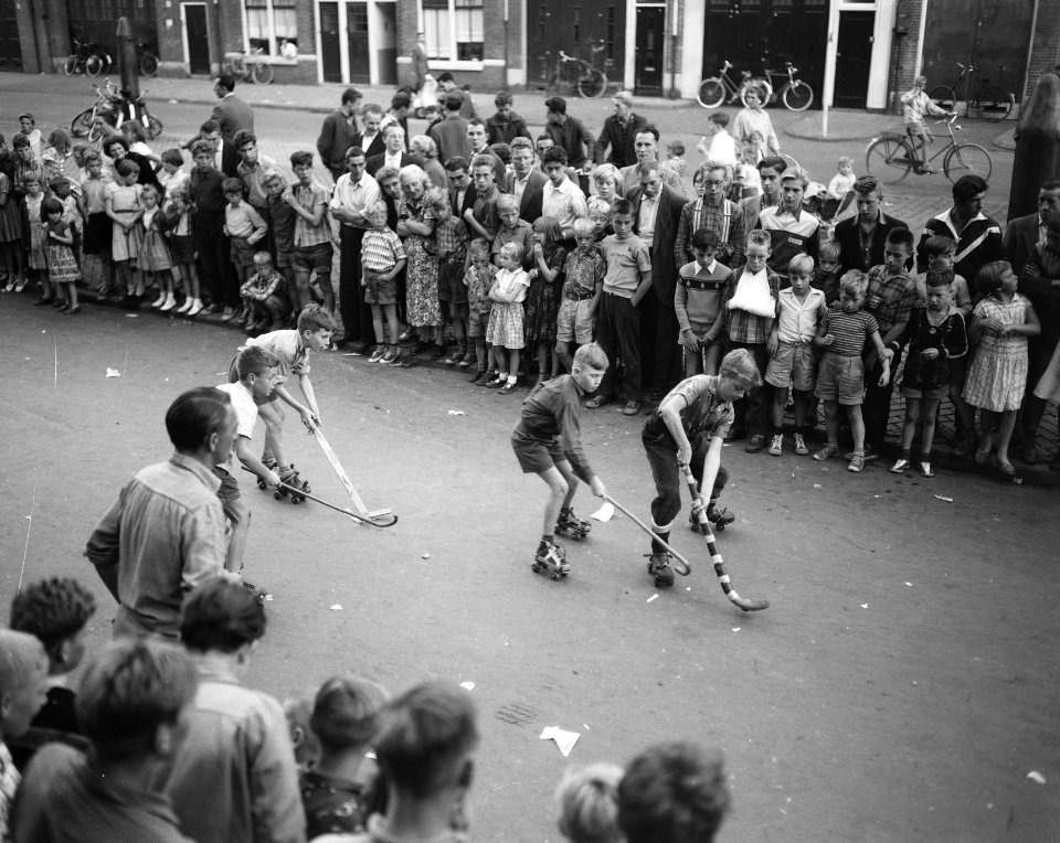 Rolschaatsenfestijn in de Jordaan Rolschaatshockeywedstrijd tussen de Nieuwe Le, Bestanddeelnr 908-8228