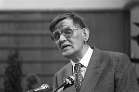Roland Holst herdenking in Bergen prof. K. Fens , publicist, aan het woord, kop, Bestanddeelnr 934-2632