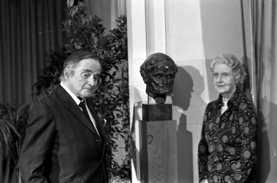 Roland Holst en de beeldhouwster Barones Charlotte van Pallandt bij het portret, Bestanddeelnr 926-8893