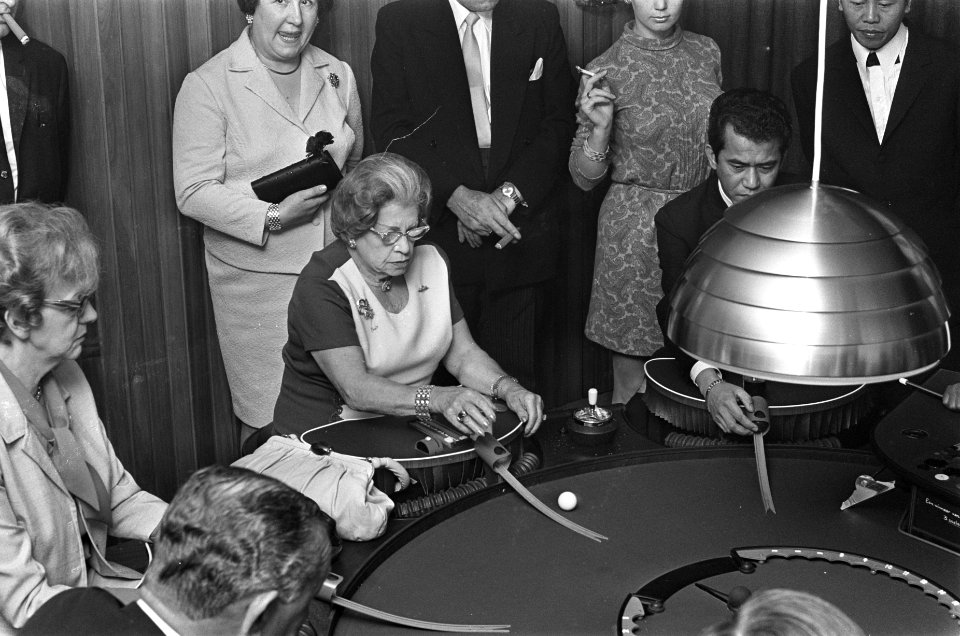 Roco-roulette in Amsterdam in Nouveau Casino Thorbeckeplein . Heintje Davids aan, Bestanddeelnr 921-4967