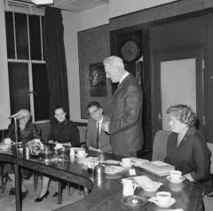Roland Holstprijs 1963 uitgereikt aan dr Fokke Sierksma (links) en rechts profe, Bestanddeelnr 915-8657