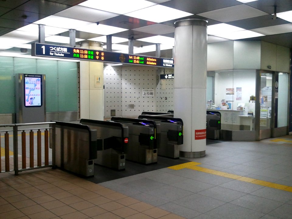 Rokucho station ticket gates 20121010