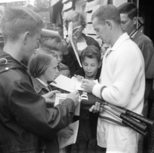 Rod Laver bestormd door tennisfans, Bestanddeelnr 914-1607
