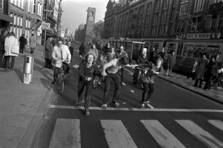 Rolschaatsers en fietsers op een autoloze straat, Bestanddeelnr 926-8030