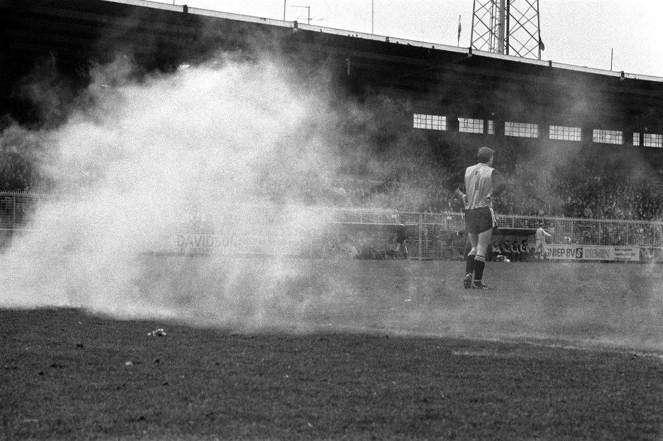 Roda-doelman Smits (rechts) in rookwolken op het veld, Bestanddeelnr 931-8193