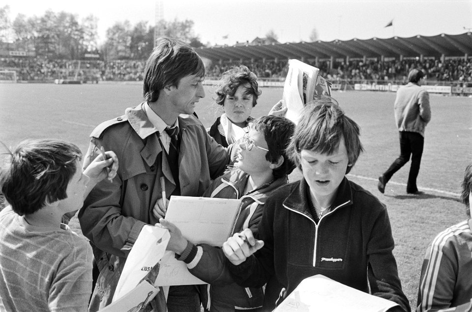 Roda JC tegen Ajax 1-1 Cruijff deelt handtekeningen uit, Bestanddeelnr 932-1503