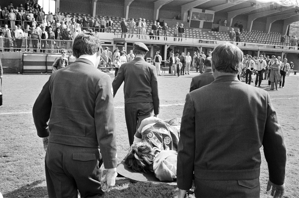 Roda JC tegen Ajax 1-1 28, 29 Ajaxsupporter wordt via veld het stadion uitgedr, Bestanddeelnr 932-1501