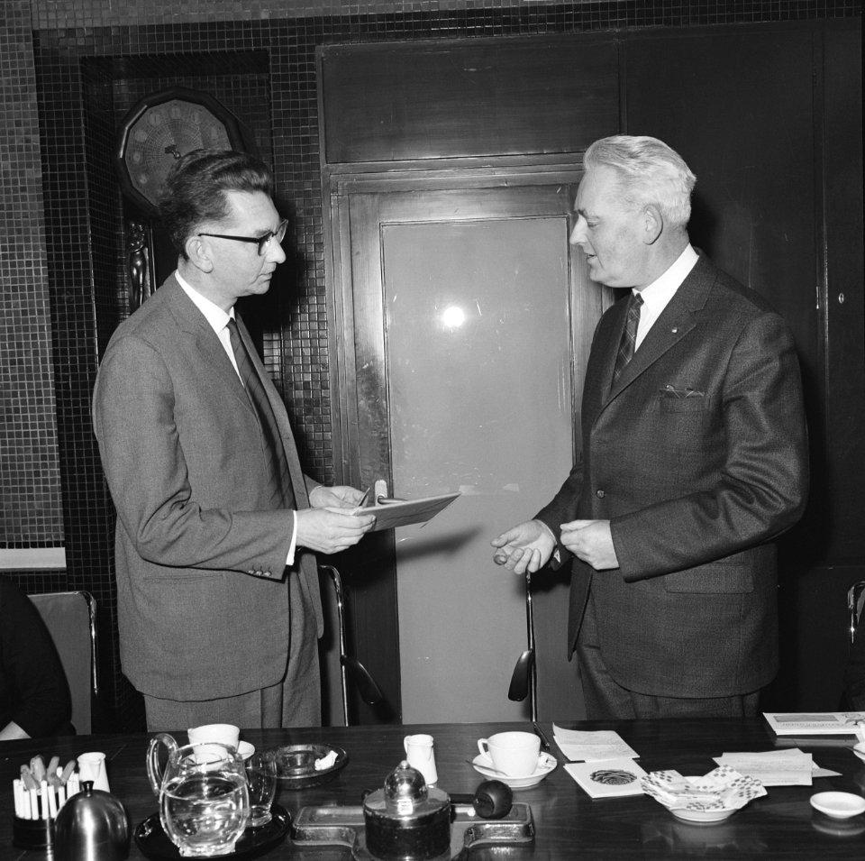 Roland Holstprijs 1963 uitgereikt aan dr Fokke Sierksma (links) en rechts profe, Bestanddeelnr 915-8656