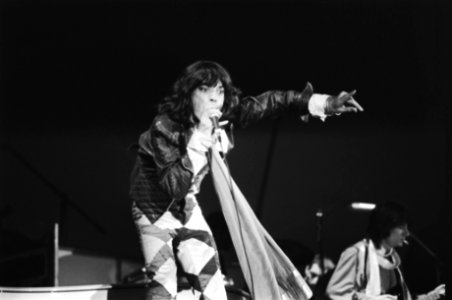 Rolling Stones concert in Zuiderpark te Den Haag , Mick Jagger in aktie, rechts , Bestanddeelnr 928-6119