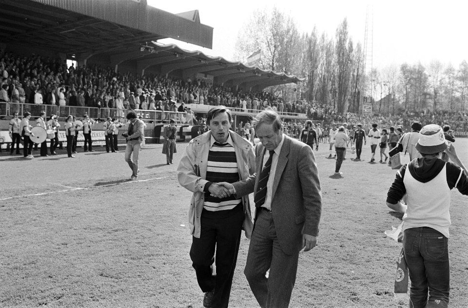 Roda JC tegen Ajax 1-1 15, 16 (r) Kurt Linder (trainer, voor wedstrijd), Bestanddeelnr 932-1505