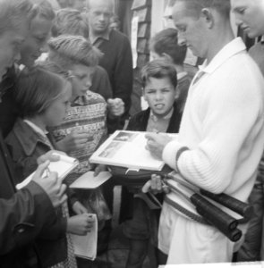 Rod Laver bestormd door tennisfans, Bestanddeelnr 914-1608