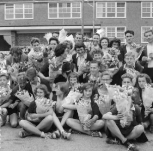 Rohda korfbalkampioen na verslaan Archipel met 15-1. Twaalftal met bloemen, Bestanddeelnr 909-5351