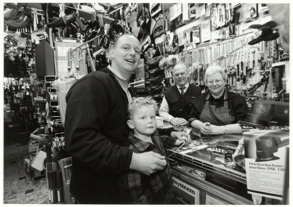 Roland en Dien Olthof in hun ijzerhandeldoe-het-zelf winkel met klanten Ron en Robin Stoevelaar. NL-HlmNHA 54037305