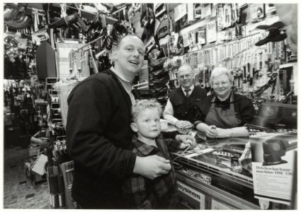 Roland en Dien Olthof in hun ijzerhandeldoe-het-zelf winkel met klanten Ron en Robin Stoevelaar. NL-HlmNHA 54037305