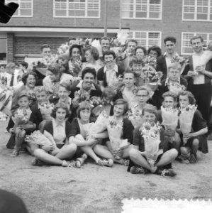 Rohda korfbalkampioen na verslaan Archipel met 15-1 Twaalftal met bloemen, Bestanddeelnr 909-5352