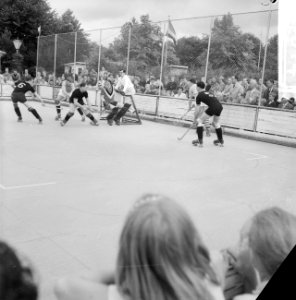 Rolhockey Nederland tegen Belgie 3-0 Aanval op het Belgische doel, Bestanddeelnr 912-7614