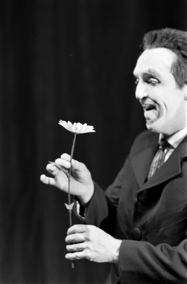 Rob van Reijn als het Mannetje Marcus in het nieuwe De la Mar Theater, Bestanddeelnr 915-4058