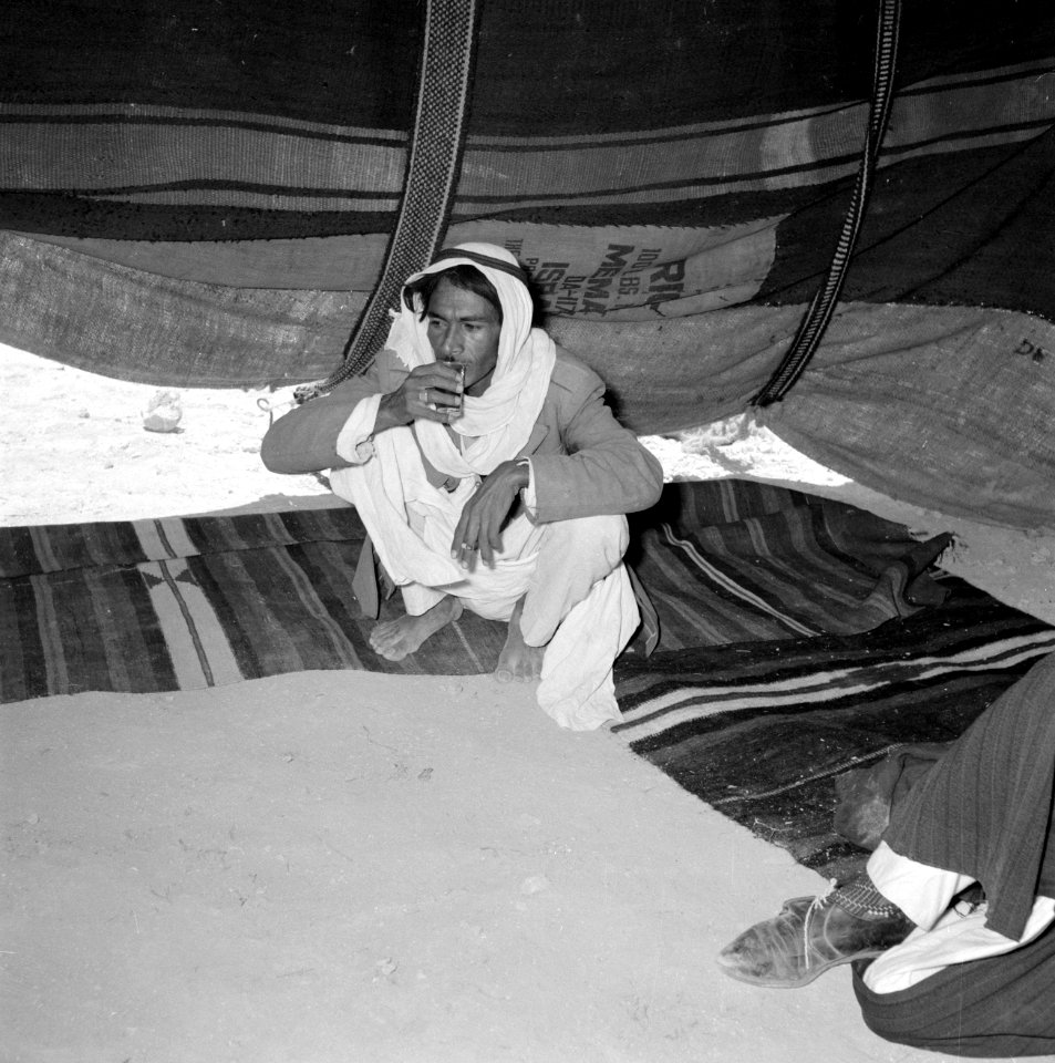 Rokende bedoeien in een tent, Bestanddeelnr 255-3483