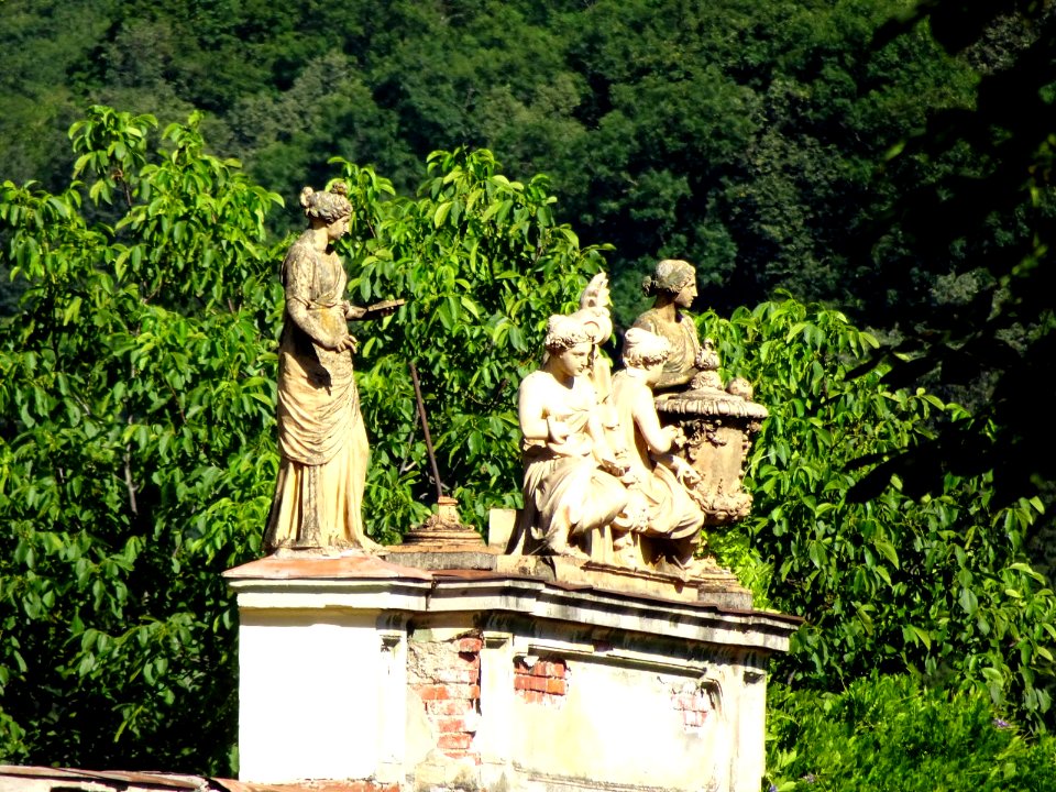 RO BV Str Eminescu nr 2 statues2