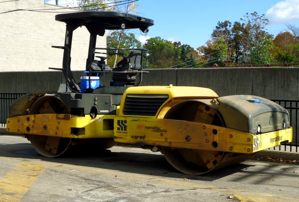 Road paving vehicle for smoothing in New Jersey