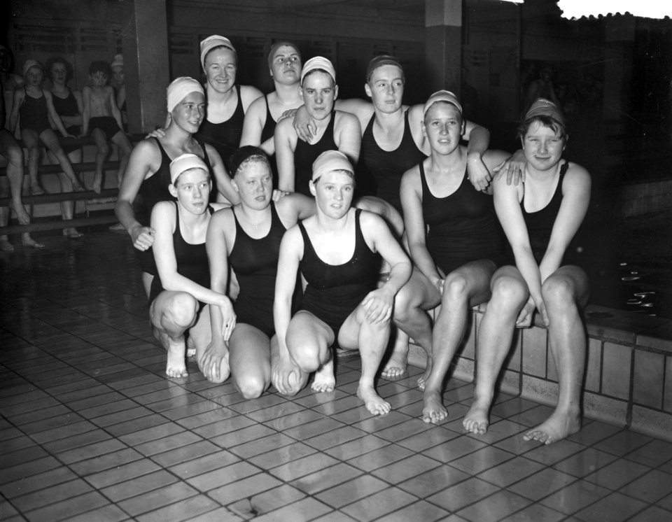 Robbenzwemploeg Recordverbetering 10x100 meter vrije slag 11294 seconden, Bestanddeelnr 908-4052