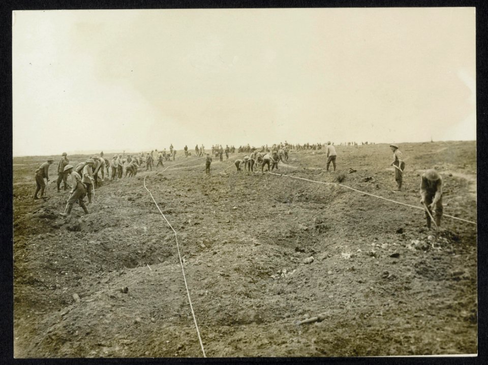 Road making on the battlefield, Bestanddeelnr 158-1014