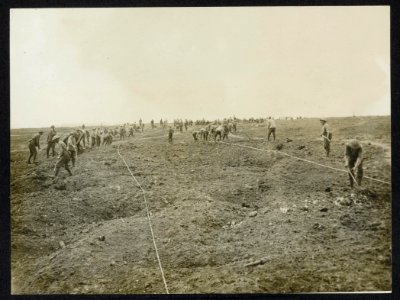Road making on the battlefield, Bestanddeelnr 158-1014