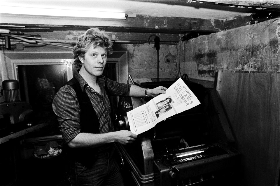 Rob Stolk (vroeger Provo, nu drukker) In zijn hand een pamflet dat hij als Prov, Bestanddeelnr 930-6693