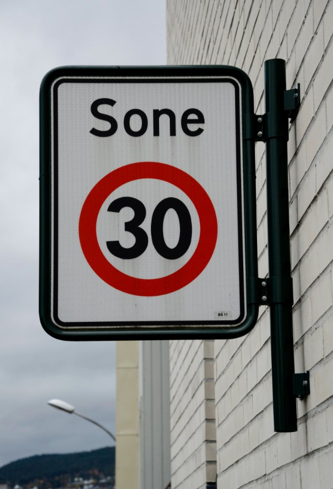 Road sign speed 30 (Norway) (2)