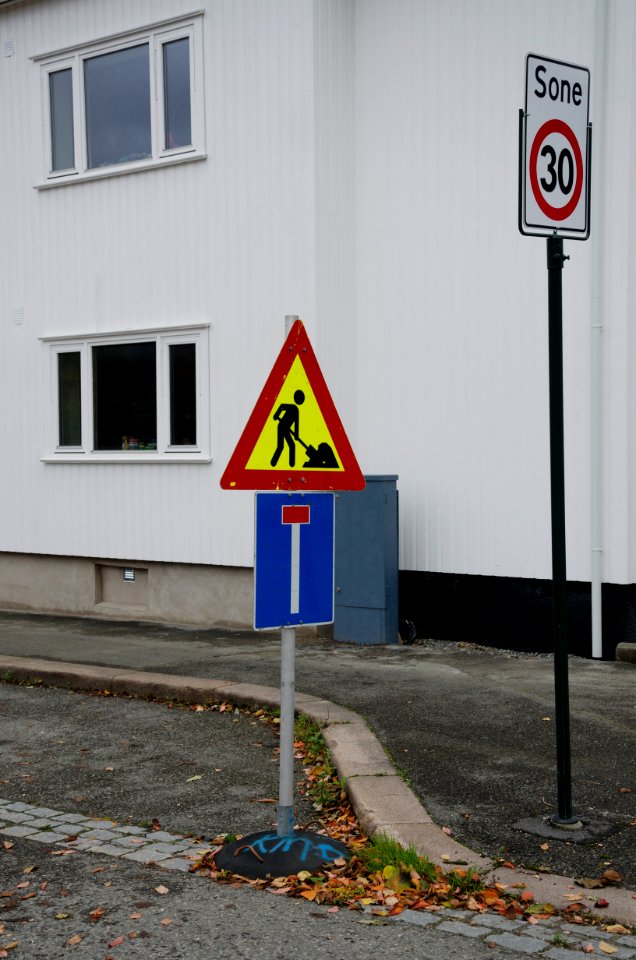 Road signs dead end roadworks (Norway)