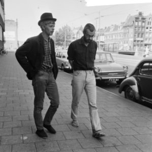 Rob Stolk (links, met bolhoed) en Roel van Duyn, Bestanddeelnr 918-0777