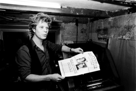 Rob Stolk (vroeger Provo, nu drukker) In zijn hand een pamflet dat hij als Prov, Bestanddeelnr 930-6692